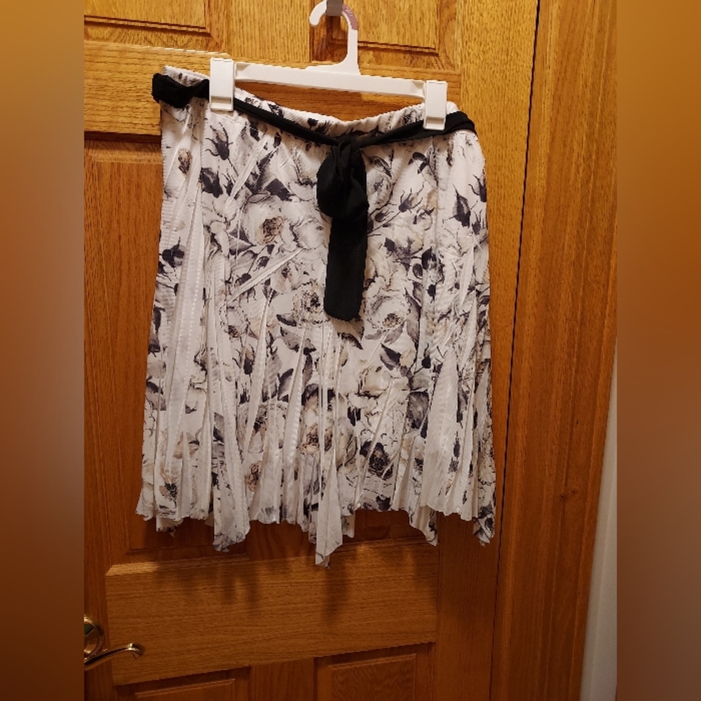 Maurices Size XL White Floral Pleated Skirt with Black Sash Belt